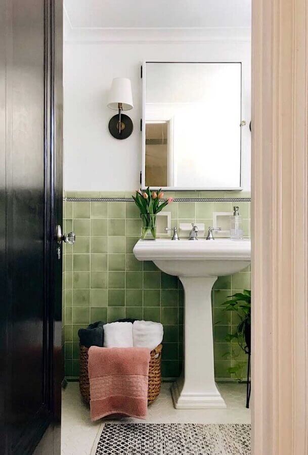 Decoração simples com azulejo colorido para banheiro branco e verde Foto domino magazine