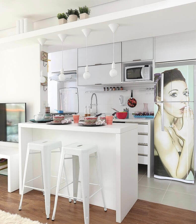Decoração simples com banco alto para cozinha americana branca Foto Decor Fácil