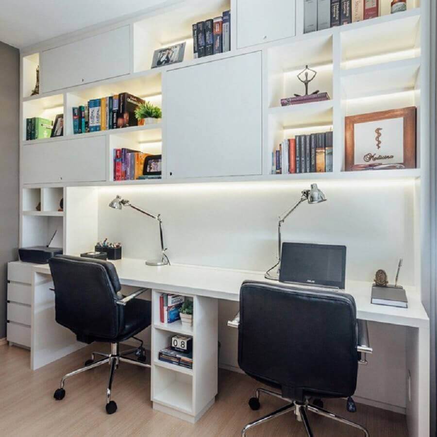 Decoração simples com cadeira almofadada escritório Foto Ambientta Arquitetura