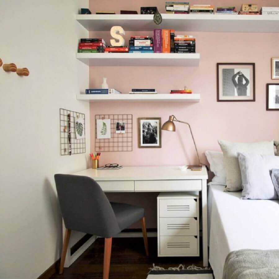 Decoração simples com cadeira almofadada para quarto com escrivaninha branca Foto Estúdio Ventana