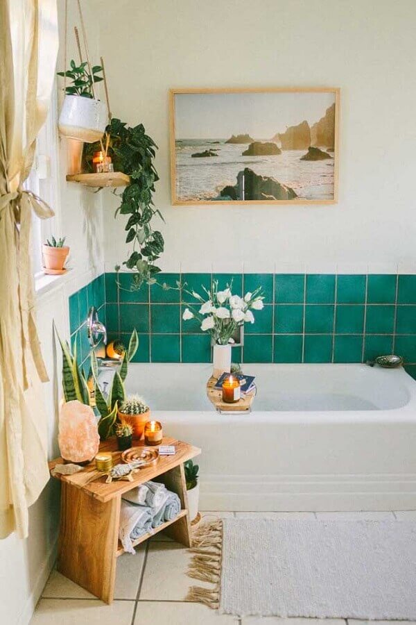 Decoração simples para banheiro com meia parede de azulejo colorido verde Foto MyDomaine