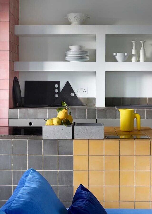 Decoração simples para cozinha com azulejo colorido Foto Decor Fácil