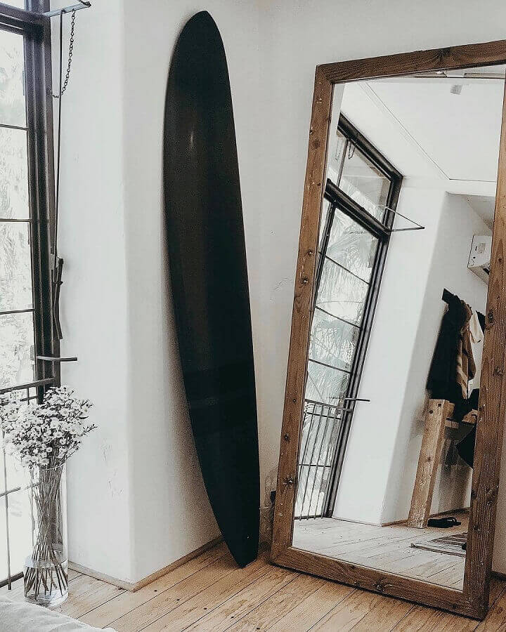Decoração simples para hall com espelho de corpo inteiro com moldura de madeira rústica Foto Lindsey Louie