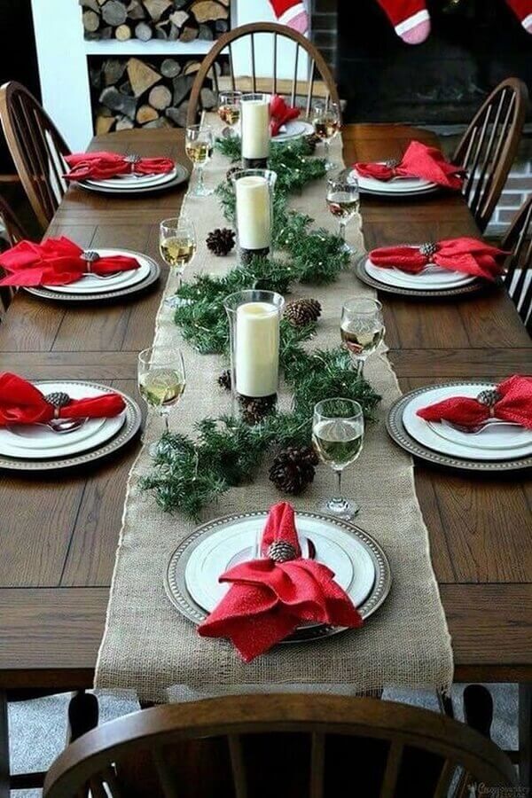 Decoração simples para mesa de ceia natalina com pinhas e festão de Natal Foto DecorGan