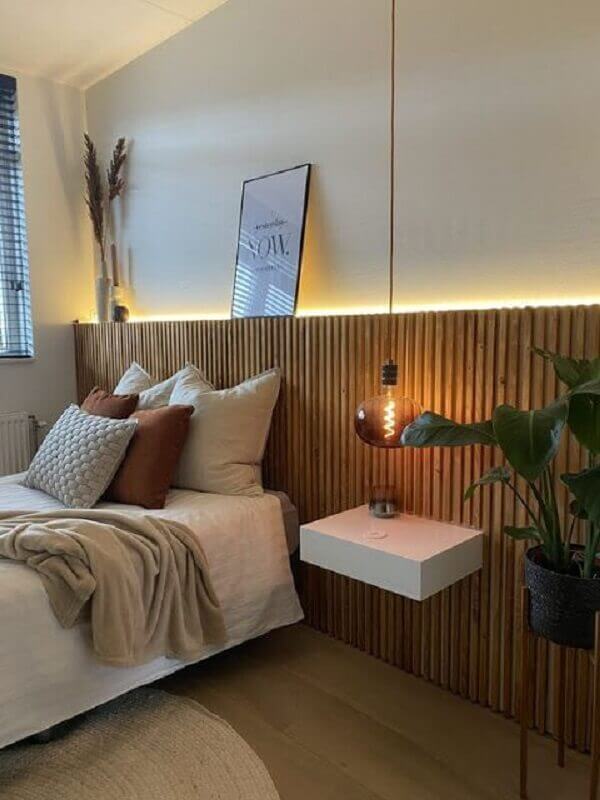 Decoração simples para quarto com meia parede ripada de madeira Foto Decor Fácil