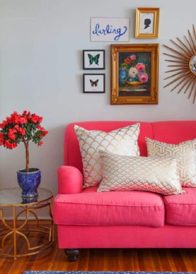 Decoração simples para sala colorida com sofá rosa e vaso de plantas Foto Reciclar e Decorar