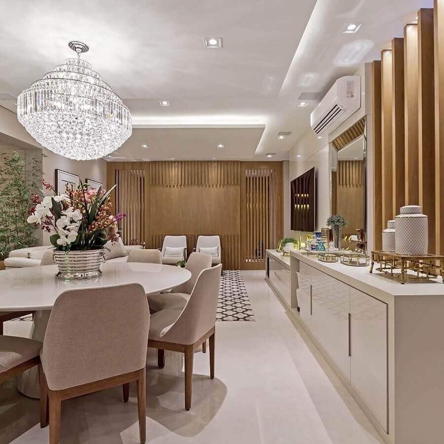 Decoração sofisticada com lustre de cristal e balcão buffet para sala de jantar bege Foto Total Construção