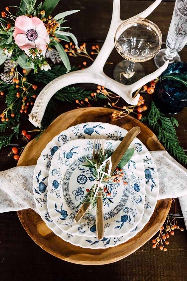 Decoração sofisticada para ceia natalina com sousplat de madeira e talheres dourados Foto Cor e Mesa
