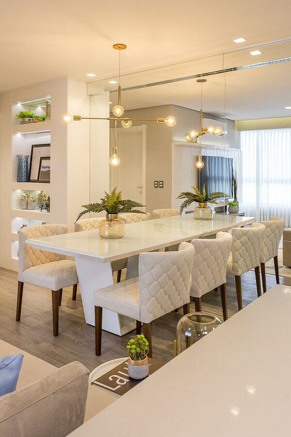 Decoração sofisticada para sala de jantar com parede espelhada e cadeira almofadada Foto Juliana Agner Arquitetura