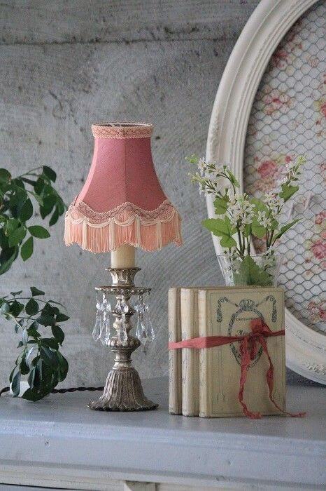 Decoração vintage com abajur antigo cor de rosa