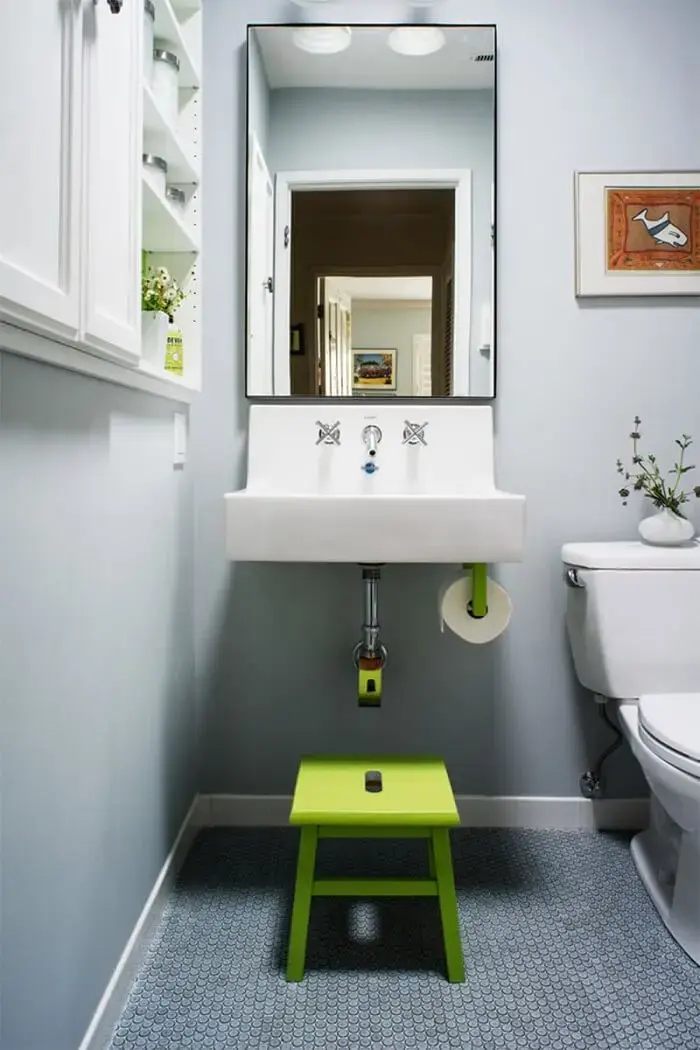 Decoração clean e funcional para banheiro embaixo da escada. Fonte: Christie Hausmann Design