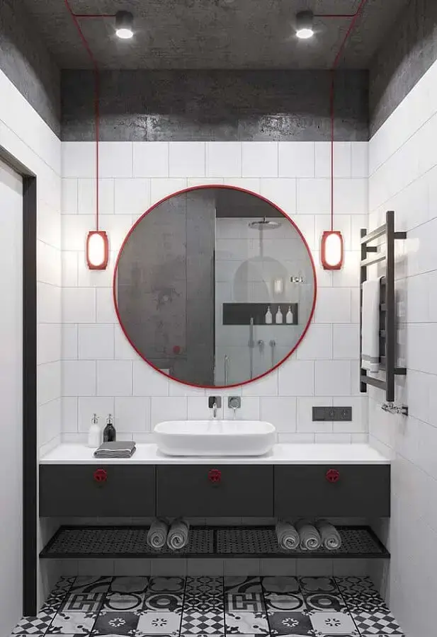 Decoração de banheiro industrial cinza e branco com detalhes em vermelho Foto Decor Fácil