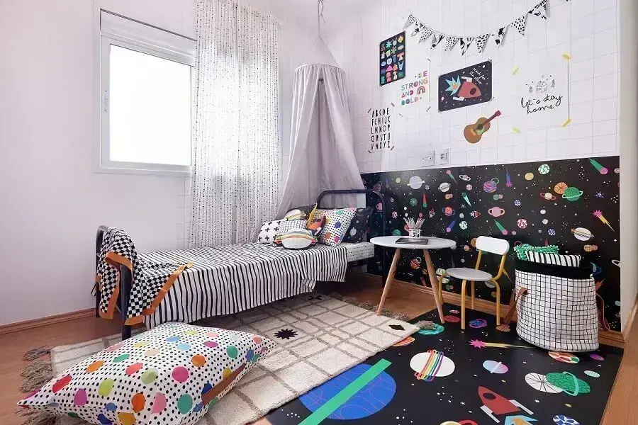 Decoração de quarto de solteiro preto e branco com papel de parede do universo Marcos Fertonani para MOOUI