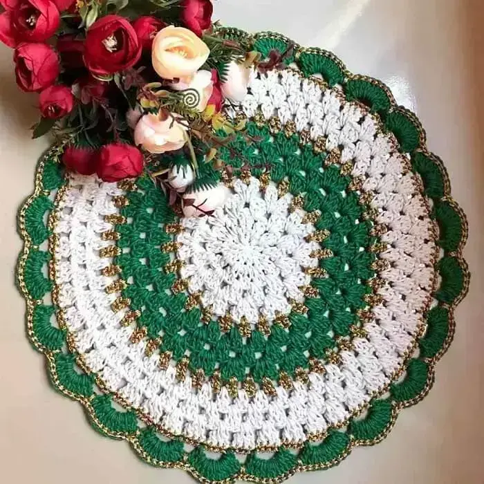 Decoração luxuosa com sousplat de crochê para o natal em tons de verde, branco e dourado. Fonte: Handmade By Lê