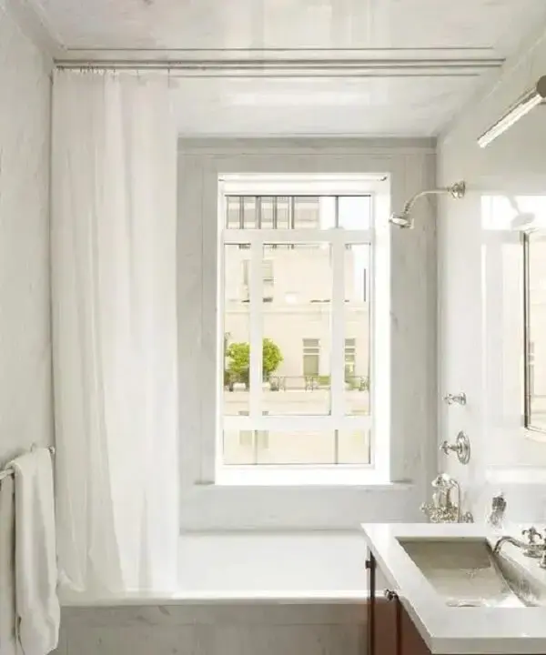 Decoração simples com cortina de box para banheiro branca. Fonte: Plumbing Supply