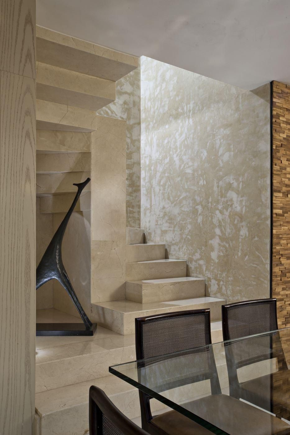 Decore as escadas modernas com lindos enfeites e esculturas