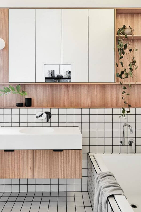 Detalhes em madeira para banheiro decorado com tendências de 2022 Foto The Design Files