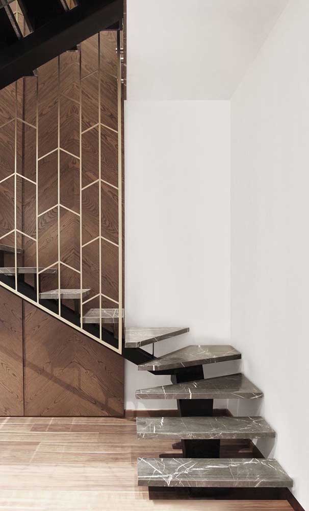 Escadas modernas de mármore cinza e perto no canto do ambiente