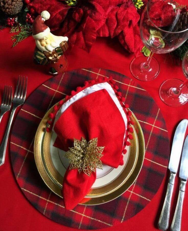 Enfeite de Papai Noel para decoração de mesa de ceia natalina vermelha Foto Anna Paula Manna