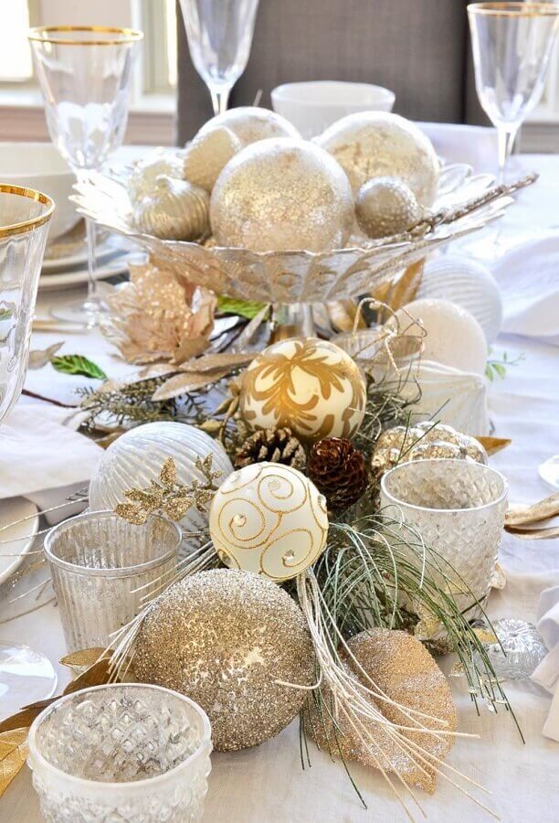 Enfeite de mesa para ano novo com bolas de Natal Foto Decor Gold Design