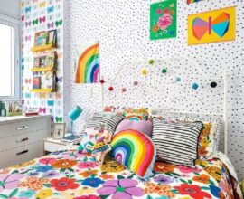 Enxoval para decoração de quarto com cama colorida e papel de parede delicado Foto MOOUI