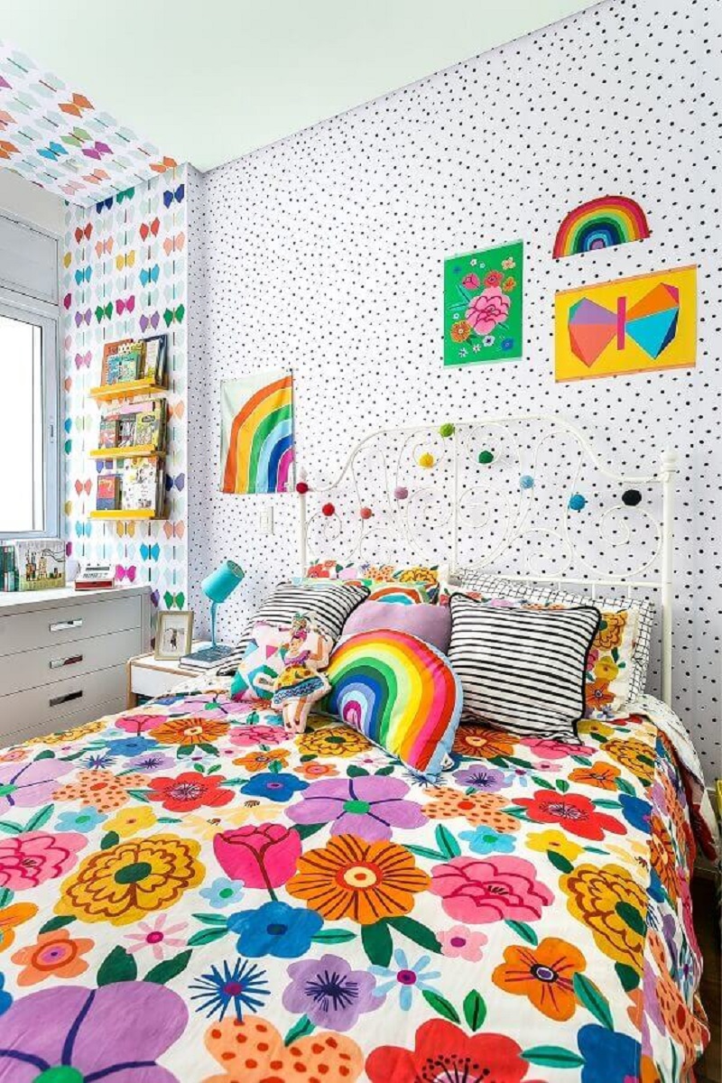 Enxoval para decoração de quarto com cama colorida e papel de parede delicado Foto MOOUI