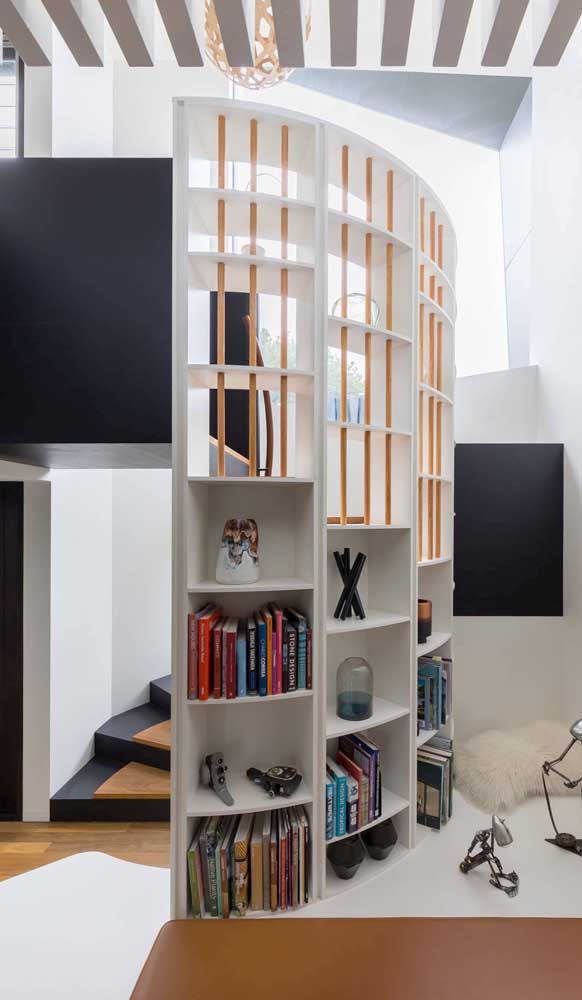 Escada caracol com prateleira para livros ao redor