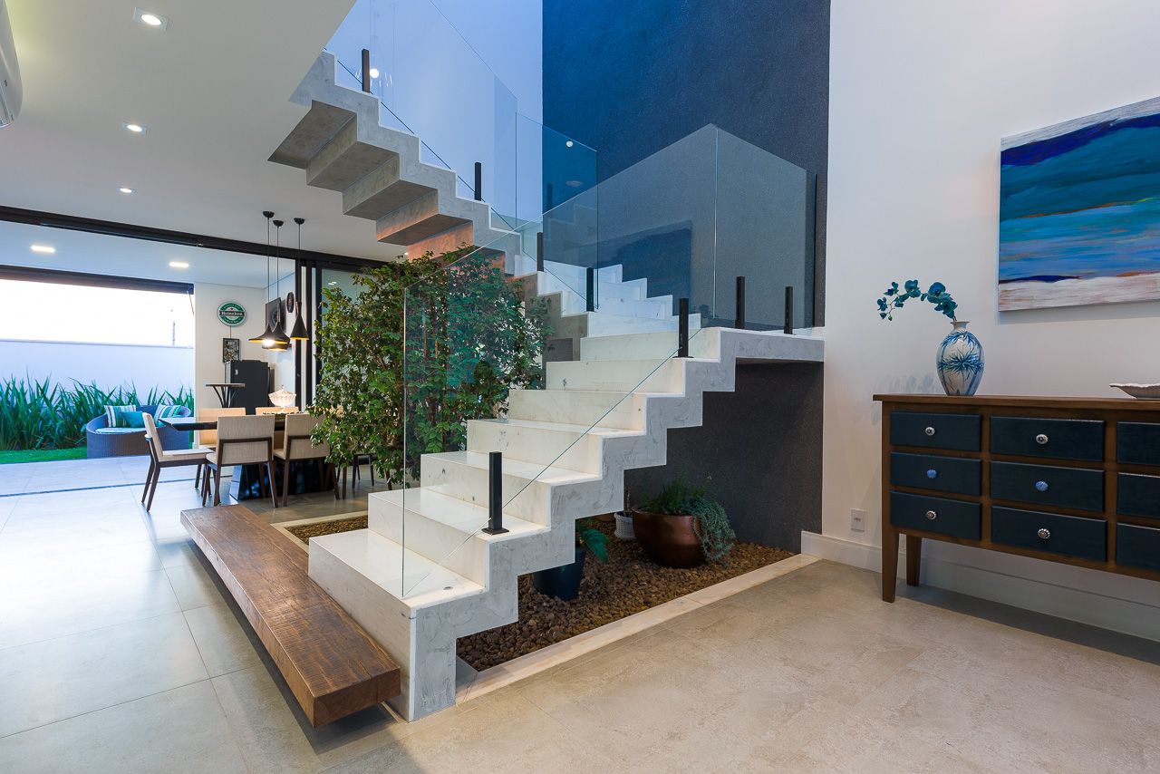 Escadas modernas branca com proteção de vidro