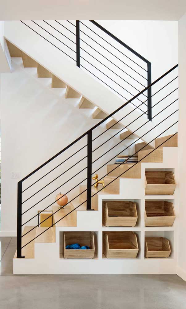 Escadas modernas com armário organizador embaixo