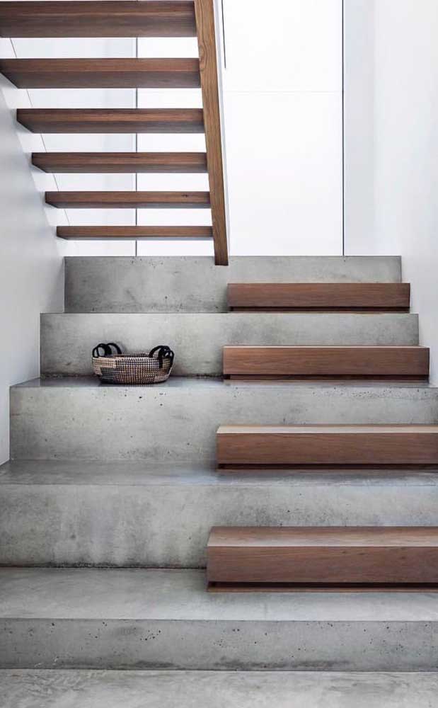 Escadas modernas de cimento queimado e madeira