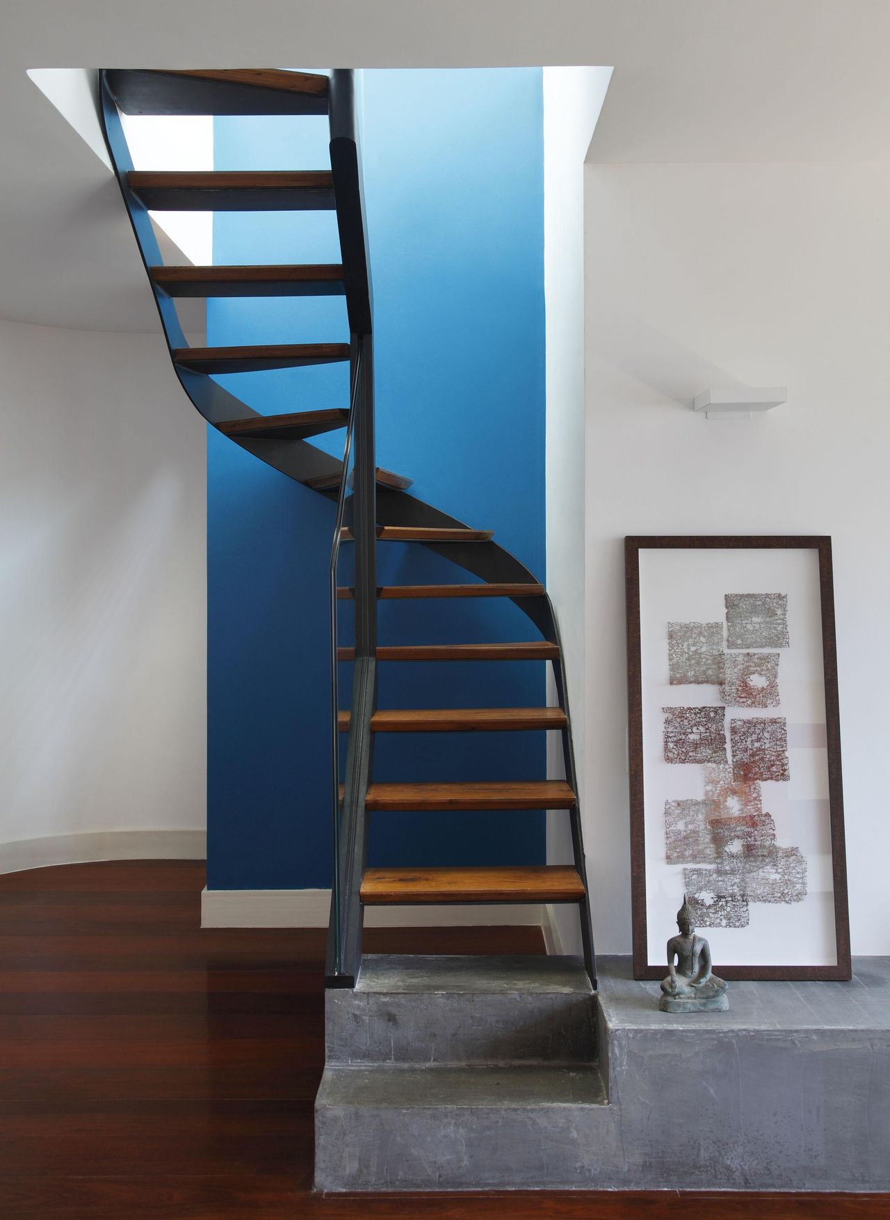 Escadas modernas de ferro e madeira para sala de estar azul e cinza