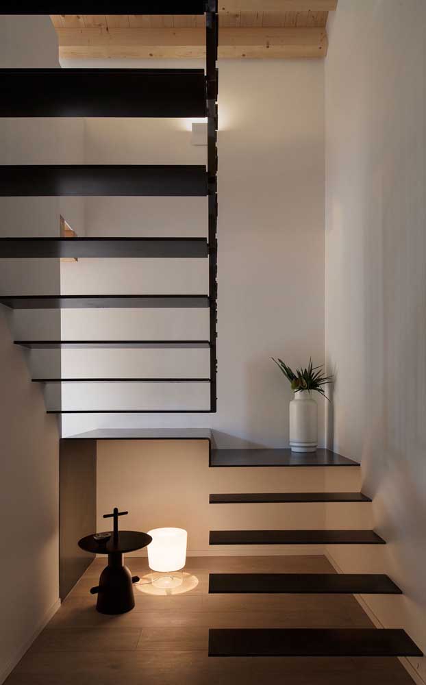 Escadas modernas de ferro para decoração pequena e aconchegante
