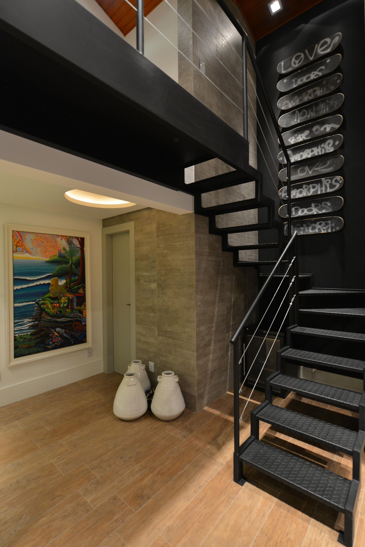 Escadas modernas de ferro são perfeitas para decoração industrial
