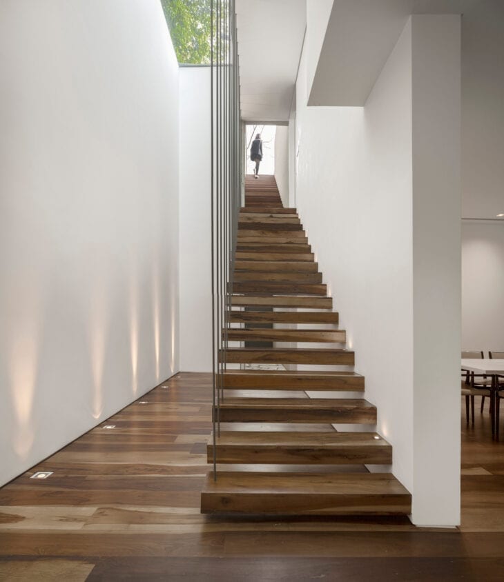 Escadas modernas de madeira em ambientes pequenos