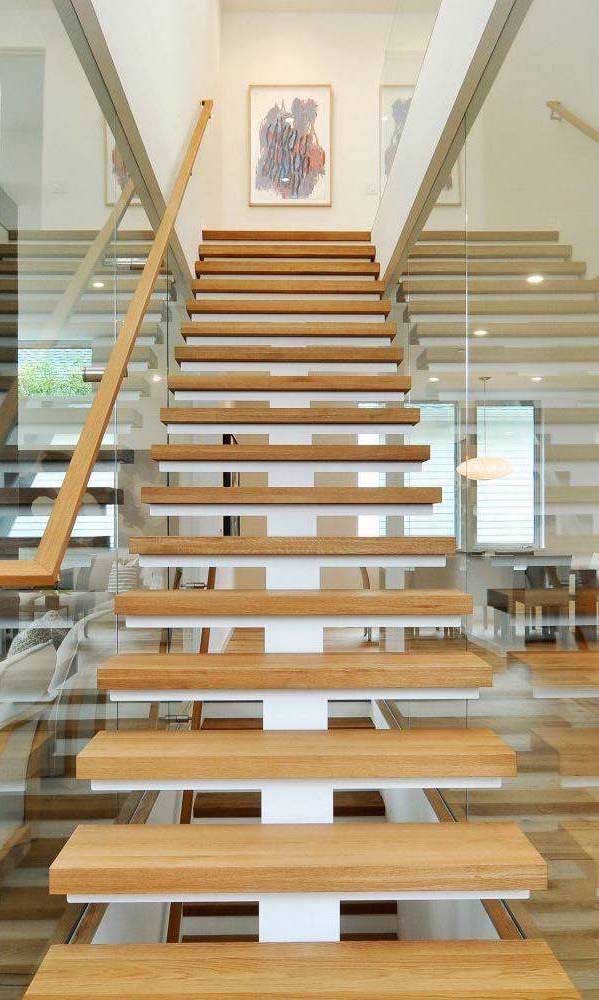 Escadas modernas de madeira em formato