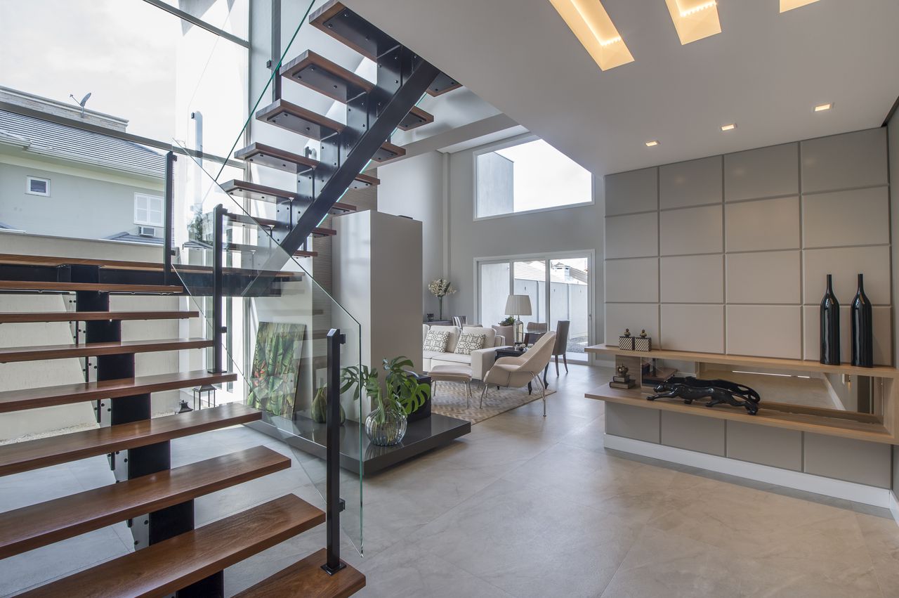 Escadas modernas de madeira para sala de estar clássica e sofisticada