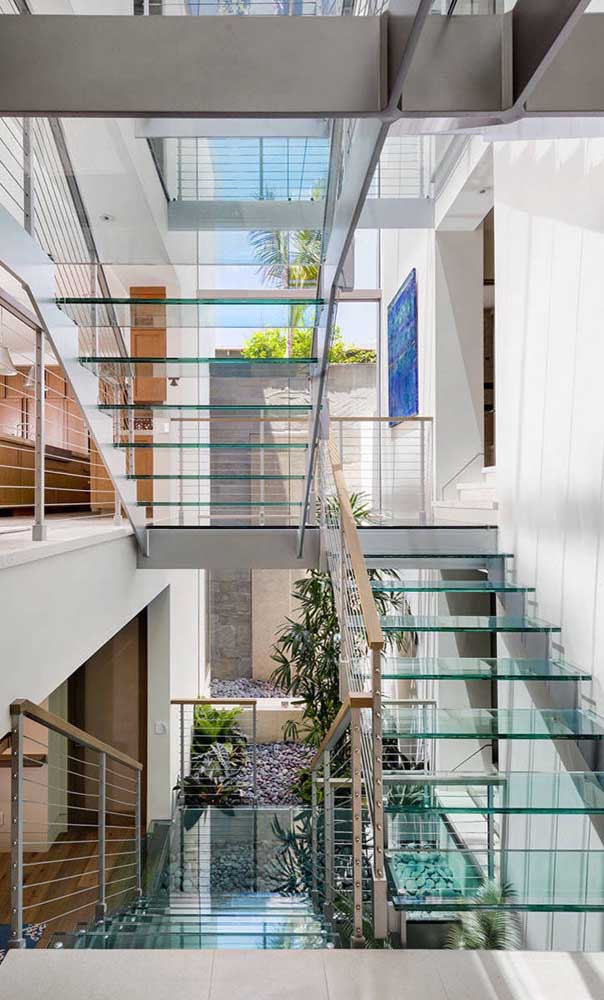 Escadas modernas de vidro para casa pequena