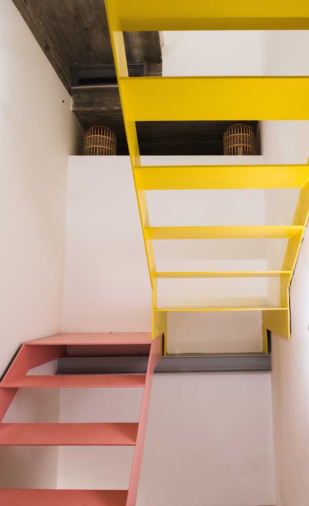 Escadas coloridas são modernas e alegram a casa