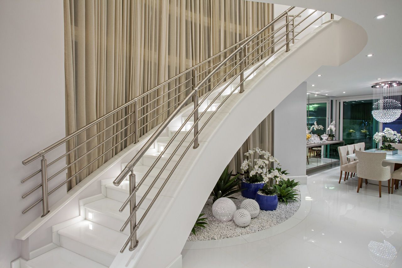 Escadas modernas para casas luxuosas com guarda corpo de ferro prateado
