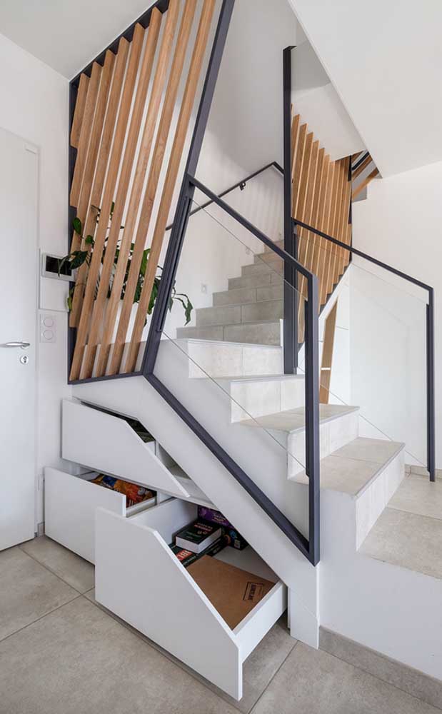  Escadas modernas planejadas com armário embaixo e detalhes de madeira