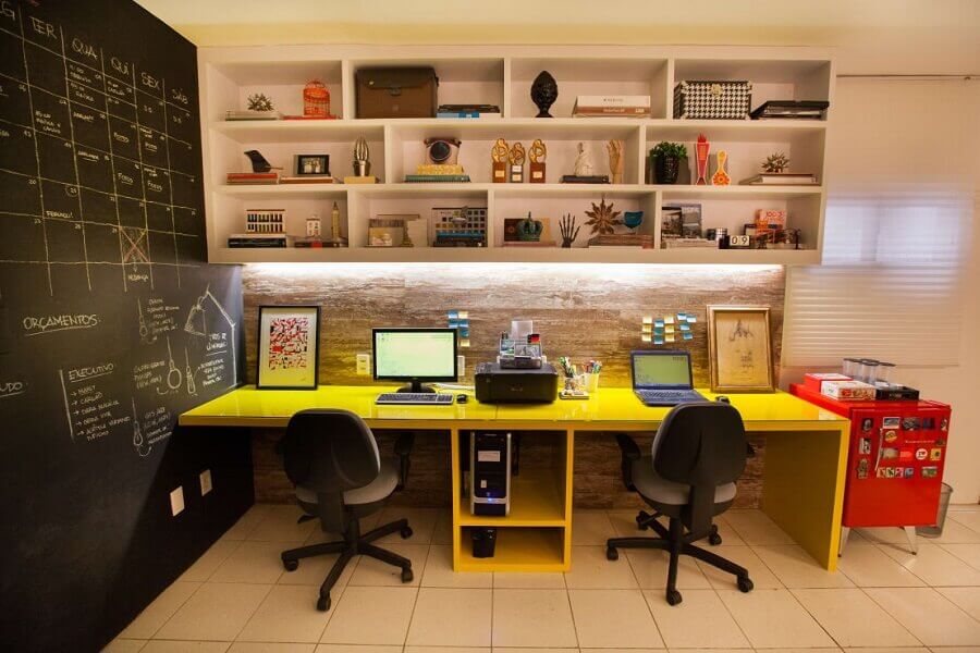  Escritório moderno decorado com bancada de trabalho amarela e parede com tinta lousa Foto Homify