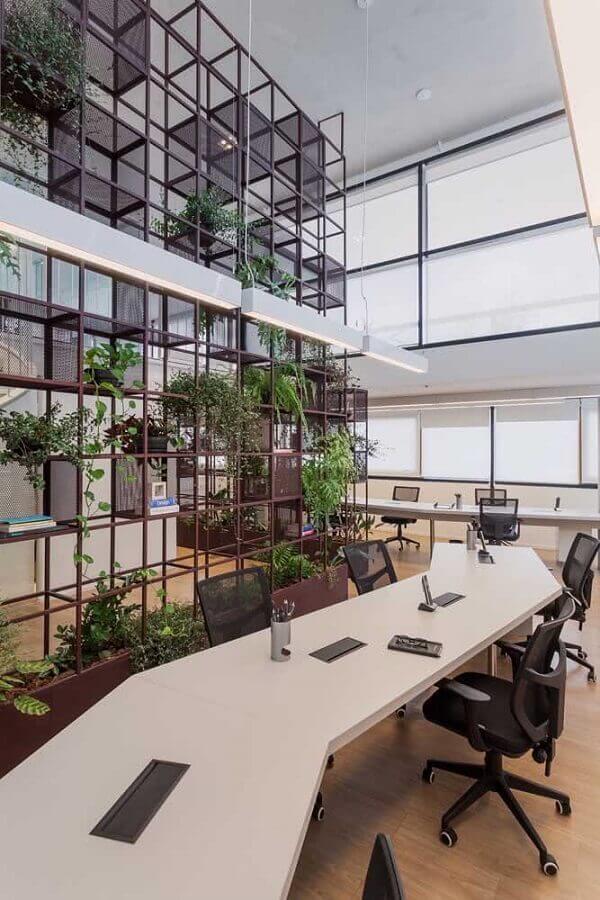Escritório moderno decorado com bancada de trabalho multifuncional Foto Tria Arquitetura