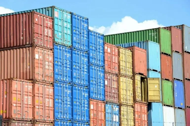 Escritórios em containers alinham economia e praticidade. Fonte: Unsplash