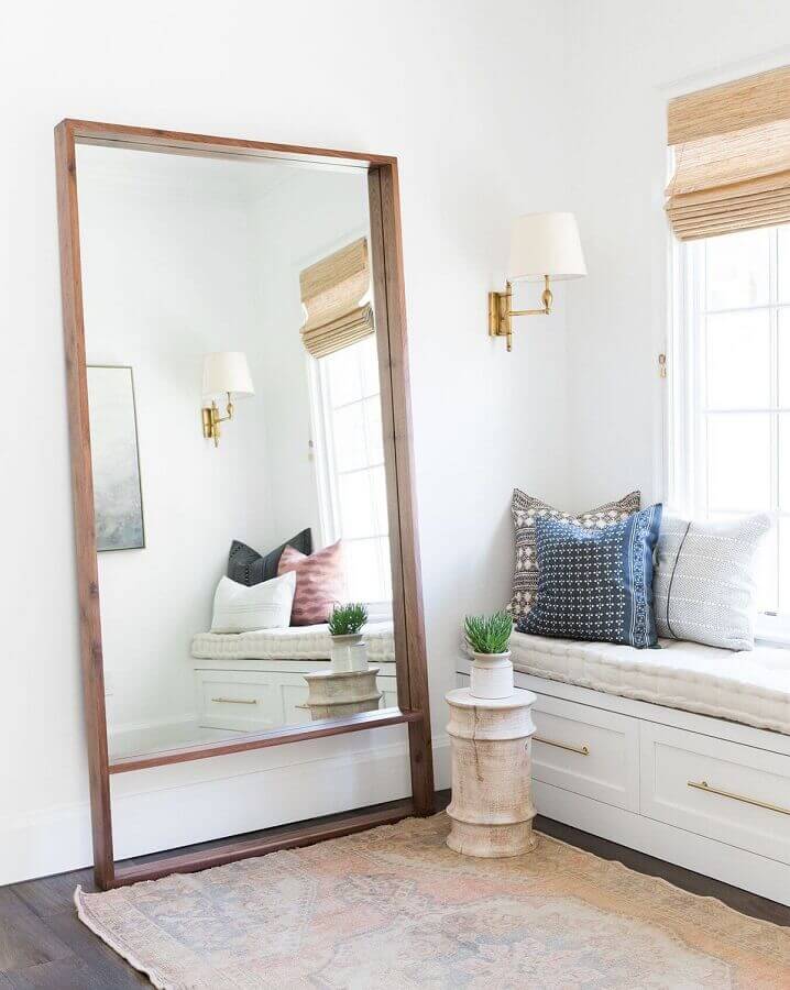 Espelho de chão corpo inteiro para decoração de sala branca planejada Foto McGee & Co