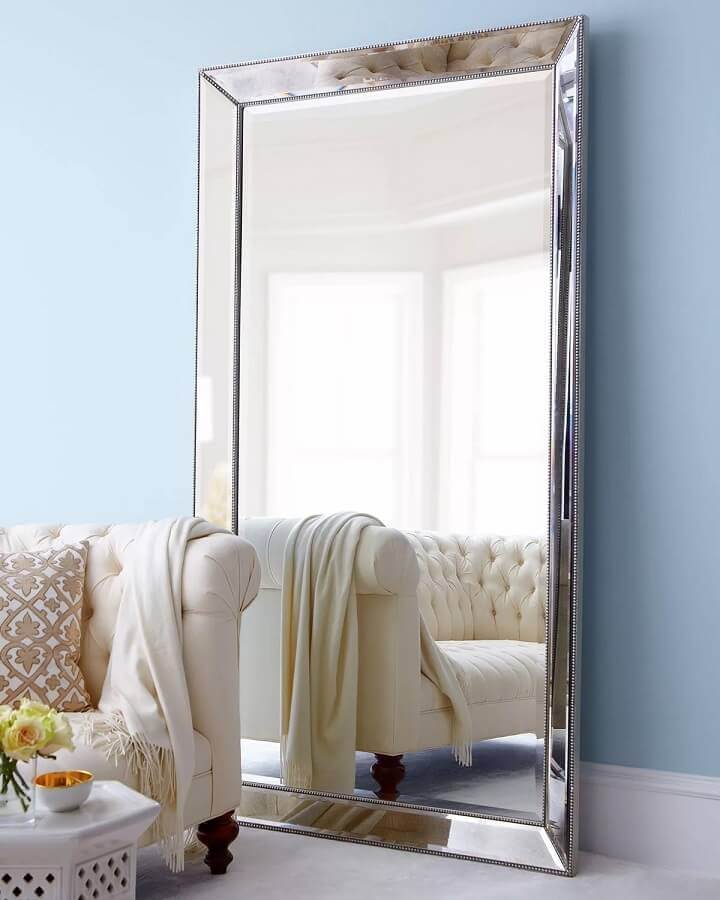  Espelho de corpo inteiro bisotê para decoração de sala azul com sofa capitonê Foto Neiman Marcus