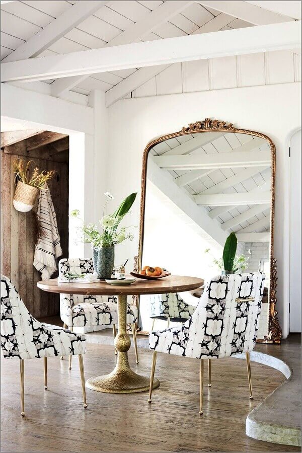  Espelho de corpo inteiro com moldura clássica para decoração de sala branca com mesa redonda Foto BYKir Design