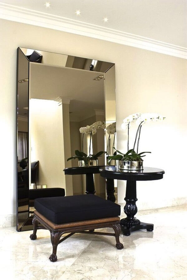 Espelho de corpo inteiro de chão com moldura espelhada para decoração de casa em cores claras Foto Archidea