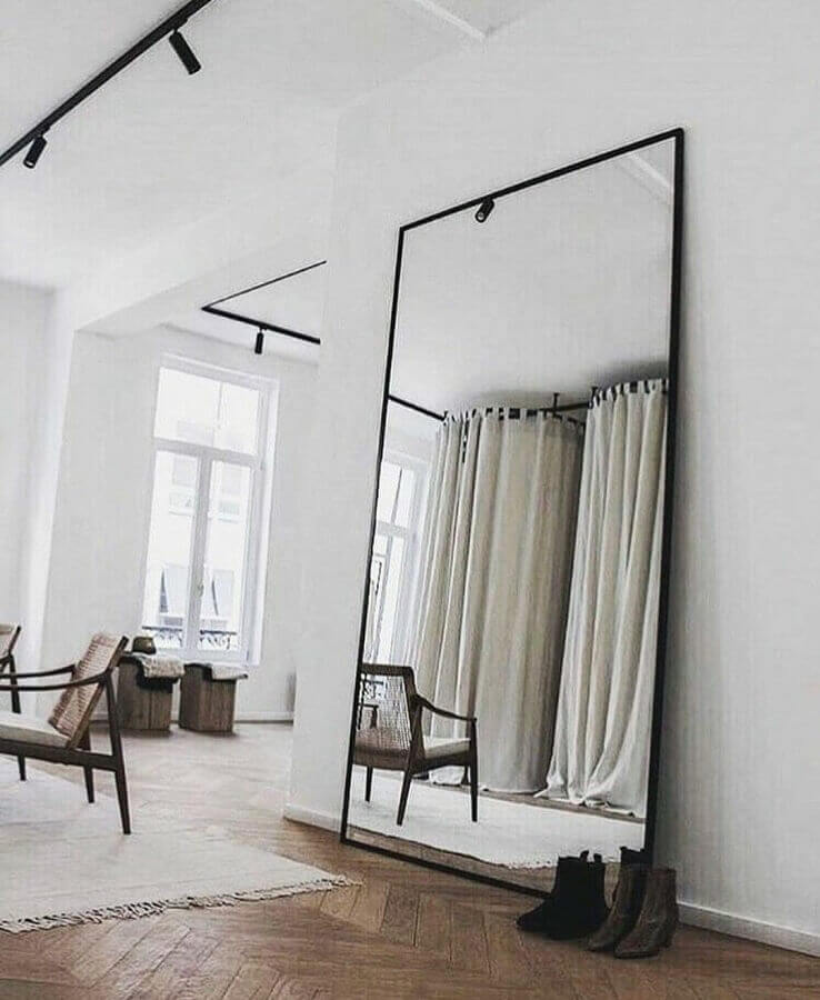Espelho de corpo inteiro de chão para decoração de casa minimalista Foto Flanelle Magazine