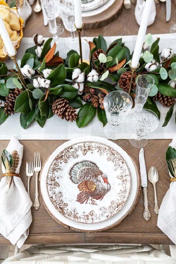 Folhagens e pinhas para decoração de mesa de ceia de ano novo Foto Pizzazzerie