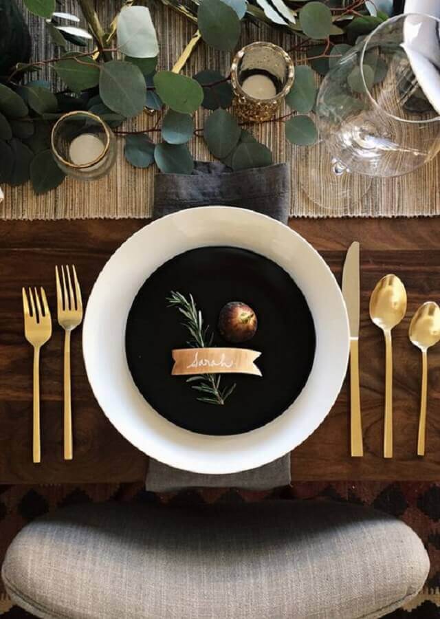 Folhagens para mesa de ano novo moderna decorada com detalhes em dourado Foto Taylor Danielle Stone